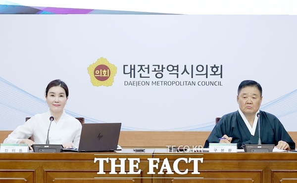 구본환 대전시의회 의원(민주당, 유성구4, 사진 오른쪽)과 인미동 의원(더불어민주당, 유성구2)이 21일 시의회 3층 소통실에서 대전 국악 진흥 방안 모색 정책토론회를 열었다. /대전시의회