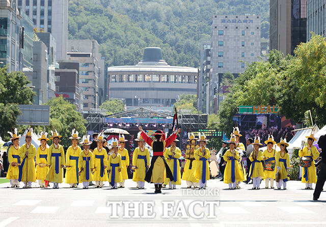 언남전통예술단이 '취타대 퍼레이드'를 하고 있다. /서초구