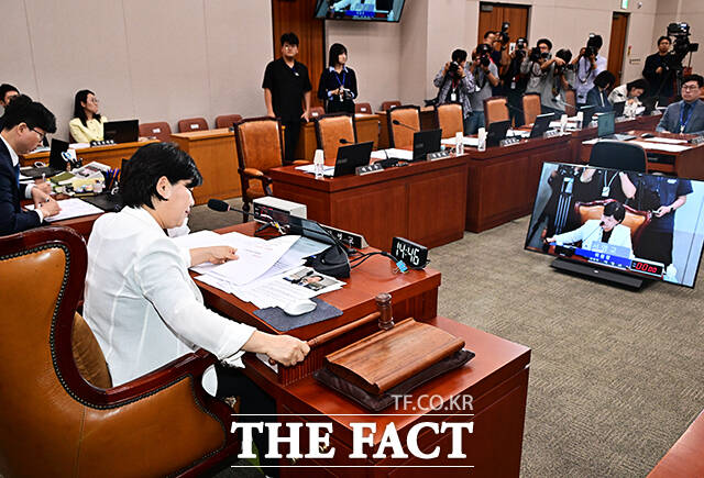 서영교 법사위원장이 21일 오후 서울 여의도 국회에서 열린 법제사법위원회 전체회의에 참석해 안건을 상정하고 있다. /국회=배정한 기자