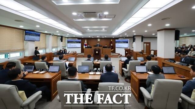 논산시의회가 21일 제275회 제1차 정례회 제2차 본회의를 열고 있다. /논산시의회
