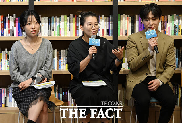 뮤지컬 연출가 오루피나가 21일 오후 서울 강남구 최인아 책방에서 열린 창작 초연 뮤지컬 '이끼숲' 미디어 쇼케이스에 참석해 인사말을 하고 있다. /박헌우 기자
