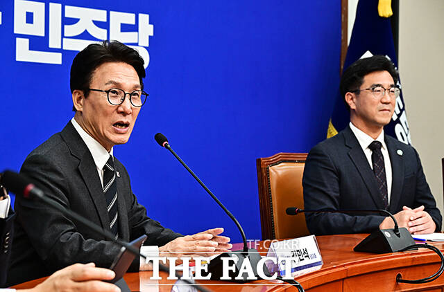 김민석 더불어민주당 대표(왼쪽)가 21일 오후 서울 여의도 국회에서 오준호 기본소득당 대표를 접견하며 취임 축하 난을 선물하고 있다. /국회=배정한 기자