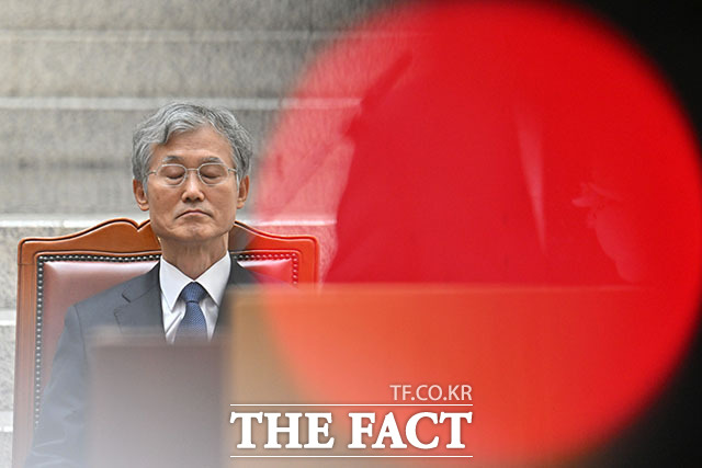 조희대 대법원장(오른쪽)과 김성수 신임 대법관이 대법관 취임식에 참석하고 있다.