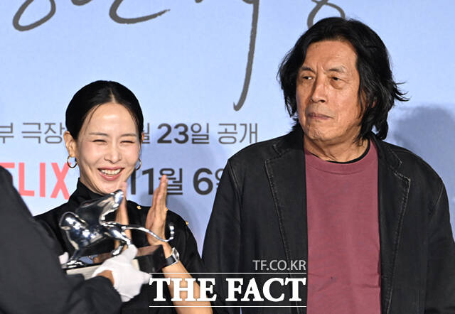 21일 서울 용산구 CGV 용산 아이파크몰에서 영화 '가능한 사랑' 언론시사회 및 기자간담회가 열린 가운데, 이창동 감독이 제83회 베네치아국제영화제에서 수상한 은사자상(심사위원 대상)을 출연 배우 조여정에게 건네고 있다. /이새롬 기자