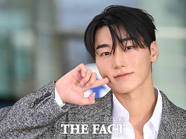 그룹 에이티즈의 산이 21일 오전 밀라노 패션위크 돌체앤가바나 패션쇼 참석차 인천 중구 인천국제공항을 통해 출국하며 포즈를 취하고 있다. /인천국제공항=박상민 기자