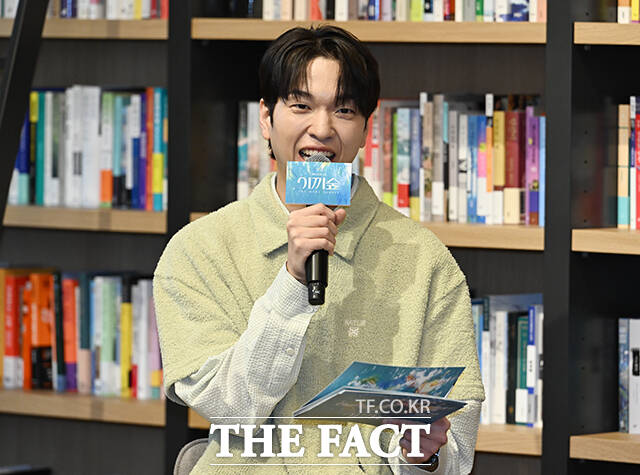 개그맨 유재필이 21일 오후 서울 강남구 최인아 책방에서 열린 창작 초연 뮤지컬 '이끼숲' 미디어 쇼케이스에 참석해 행사를 진행하고 있다. /박헌우 기자