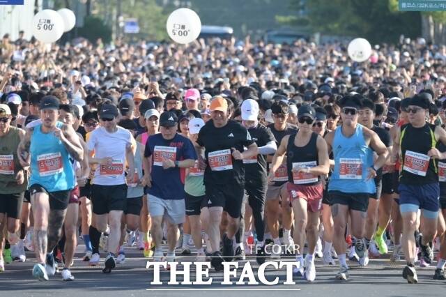 20일 공주시민운동장 일원에서 열린 '2026 공주백제마라톤대회' 참가자들이 힘차게 출발하고 있다. /공주시