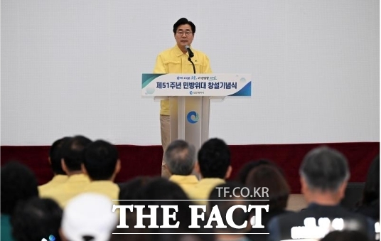박찬대 인천시장이 21일 시청 대회의실에서 열린 '제51주년 민방위대 창설 기념식'에서 축사를 하고 있다. /인천시