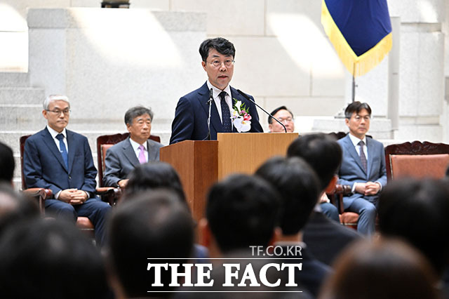 조희대 대법원장(오른쪽)과 김성수 신임 대법관이 대법관 취임식에 참석하고 있다.