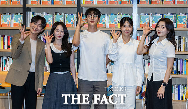 뮤지컬배우 송유택과 전혜주, 이주순, 정다예, 윤지우(왼쪽부터)가 21일 오후 서울 강남구 최인아 책방에서 열린 창작 초연 뮤지컬 '이끼숲' 미디어 쇼케이스에 참석해 포즈를 취하고 있다. /박헌우 기자