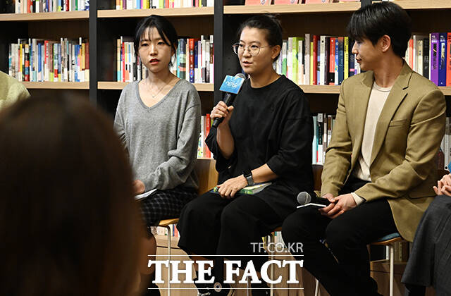 뮤지컬 연출가 오루피나가 21일 오후 서울 강남구 최인아 책방에서 열린 창작 초연 뮤지컬 '이끼숲' 미디어 쇼케이스에 참석해 인사말을 하고 있다. /박헌우 기자