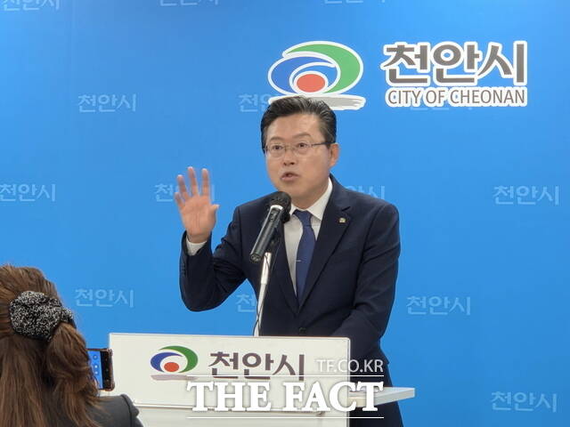장기수 천안시장이 21일 천안시청 브리핑실에서 ‘천안흥타령춤축제 2026’ 세부 계획을 설명하고 있다. /정효기 기자