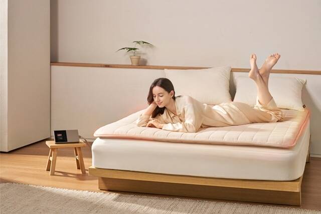 세라젬은 침대나 바닥에 깔고 누워 혈액순환 개선과 근육통 완화를 돕는 제품인 매트형 의료기기 '셀트론 순환 매트'를 출시했다. /세라젬