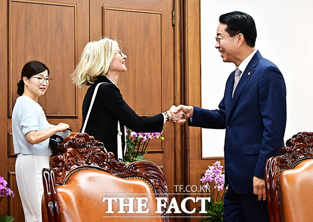 조정식 국회의장이 21일 오전 서울 여의도 국회에서 에밀리아 가토 주한 이탈리아 대사(왼쪽)를 접견하며 기념사진 촬영을 하고 있다. /국회=배정한 기자