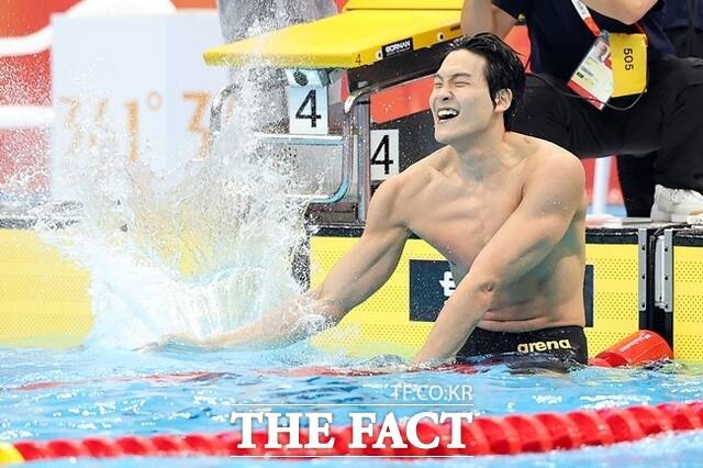 21일(현지 시간) 오후 일본 도쿄도 고토구 도쿄아쿠아틱스센터에서 열린 2026 아이치·나고야 아시안게임 경영 남자 자유형 50m 결선에서 금메달을 획득한 김영범이 기뻐하고 있다. /도쿄(일본)=뉴시스