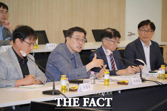최원용 평택시장이 18일 반도체 장비기업 예스티를 방문해 관계자들과 기술개발 및 인력 양성 지원 방안을 논의하고 있다. /평택시