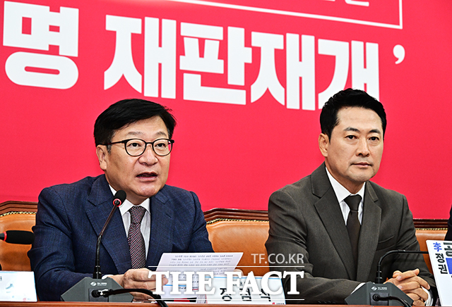 국민의힘이 21일 강훈식 대통령 비서실장이 사의를 표명한 데 대해 당연한 처신이라고 밝혔다. 사진은 정점식 국민의힘 원내대표(왼쪽)가 21일 오전 서울 여의도 국회에서 열린 최고위원회의에 참석해 모두발언을 하고 있는 모습. /배정한 기자