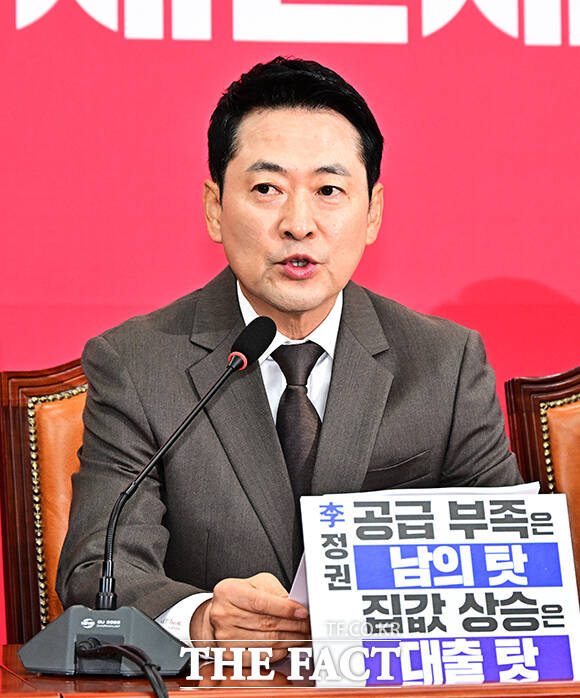장동혁 국민의힘 대표가 21일 오전 서울 여의도 국회에서 열린 최고위원회의에 참석해 모두발언을 하고 있다. /국회=배정한 기자