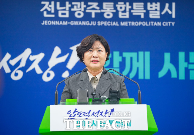 배미경 전남광주시 대변인이 21일 오후 광주청사 브리핑룸에서 공공기관 통합 관련 기자회견을 하고 있다. /전남광주시
