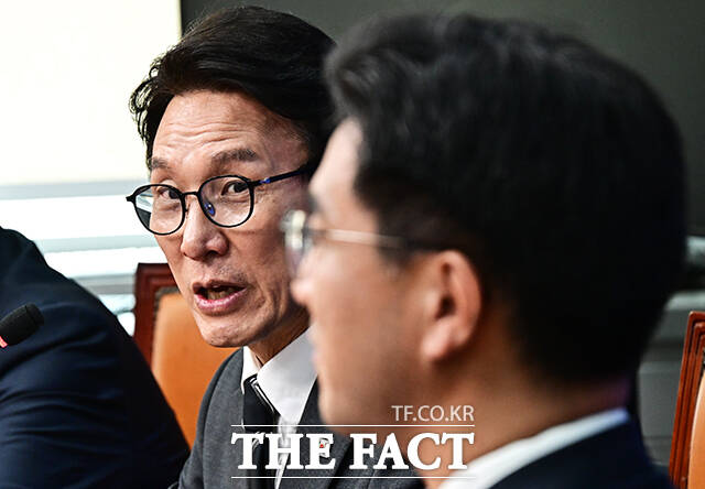 김민석 더불어민주당 대표(왼쪽)가 21일 오후 서울 여의도 국회에서 오준호 기본소득당 대표를 접견하며 취임 축하 난을 선물하고 있다. /국회=배정한 기자