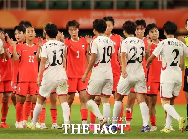 한국 여자 축구대표팀이 2026 아이치·나고야 아시안게임에서 북한과 1-1로 비겼다. 사진은 21일(현지시간) 일본 시즈오카현 후쿠로이시 시즈오카 스타디움 에코파에서 열린 2026 아이치·나고야 아시안게임 여자 축구 F조 예선 대한민국과 북한의 경기, 1-1로 경기를 마친 대한민국 선수들이 북한 선수들과 인사를 나누고 있는 모습./후쿠로이(일본)=뉴시스