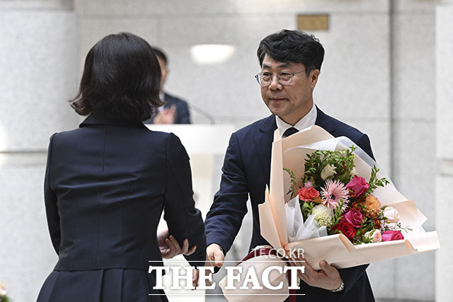 조희대 대법원장(오른쪽)과 김성수 신임 대법관이 대법관 취임식에 참석하고 있다.