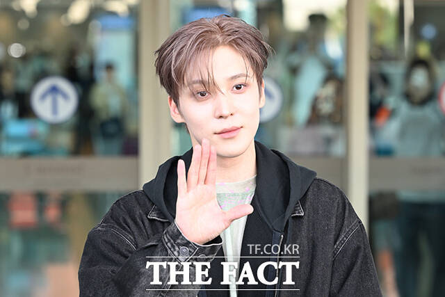 그룹 에이티즈의 윤호가 21일 오전 ‘밀라노 패션 위크 디젤 SS27 쇼’ 참석을 위해 인천국제공항에 도착해 이탈리아 밀라노 출국을 앞두고 취재진과 팬들에게 포즈를 취하고 있다. /인천국제공항=김성렬 기자