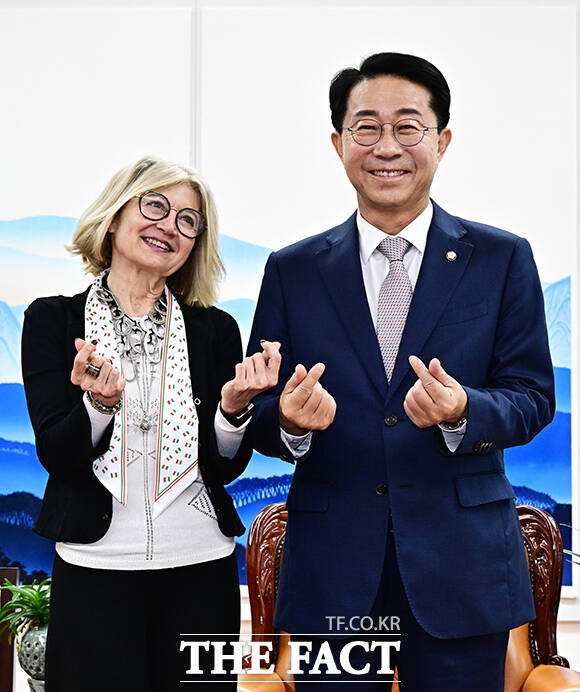 조정식 국회의장이 21일 오전 서울 여의도 국회에서 에밀리아 가토 주한 이탈리아 대사(왼쪽)를 접견하며 기념사진 촬영을 하고 있다. /국회=배정한 기자