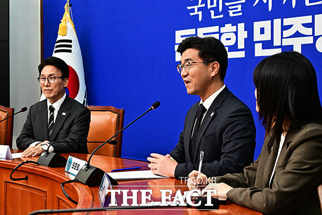 김민석 더불어민주당 대표(왼쪽)가 21일 오후 서울 여의도 국회에서 오준호 기본소득당 대표를 접견하며 취임 축하 난을 선물하고 있다. /국회=배정한 기자