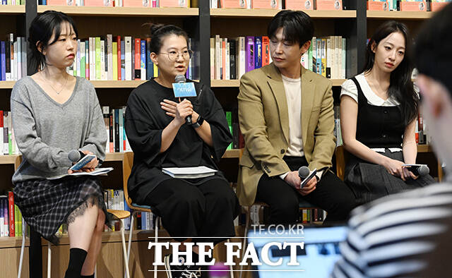 뮤지컬 연출가 오루피나가 21일 오후 서울 강남구 최인아 책방에서 열린 창작 초연 뮤지컬 '이끼숲' 미디어 쇼케이스에 참석해 인사말을 하고 있다. /박헌우 기자