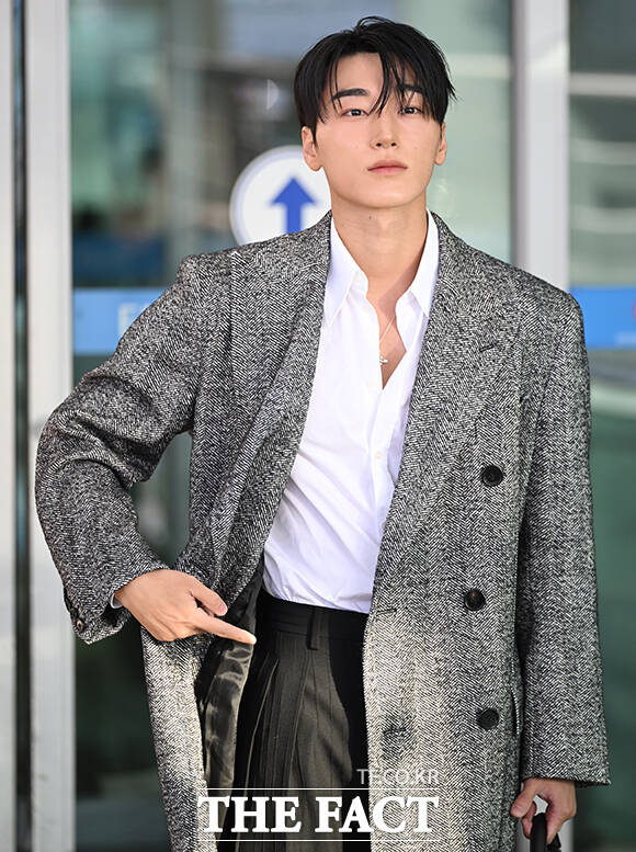 그룹 에이티즈의 산이 21일 오전 밀라노 패션위크 돌체앤가바나 패션쇼 참석차 인천 중구 인천국제공항을 통해 출국하며 포즈를 취하고 있다. /인천국제공항=박상민 기자
