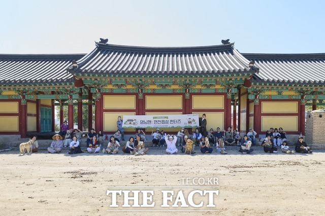 당진시는 19일 면천읍성에서 반려동물 행사인 '댕스카우트 댕닝맨: 면천읍성 헌터즈'를 개최했다. /당진시