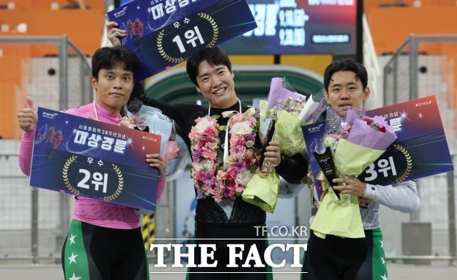 서울올림픽 38주년기념 대상경륜 우수급 입상 선수들(왼쪽부터 2위 김환윤, 1위 김관희, 3위 왕지현)./국민체육진흥공단