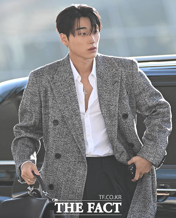 그룹 에이티즈의 산이 21일 오전 밀라노 패션위크 돌체앤가바나 패션쇼 참석차 인천 중구 인천국제공항을 통해 출국하며 포즈를 취하고 있다. /인천국제공항=박상민 기자