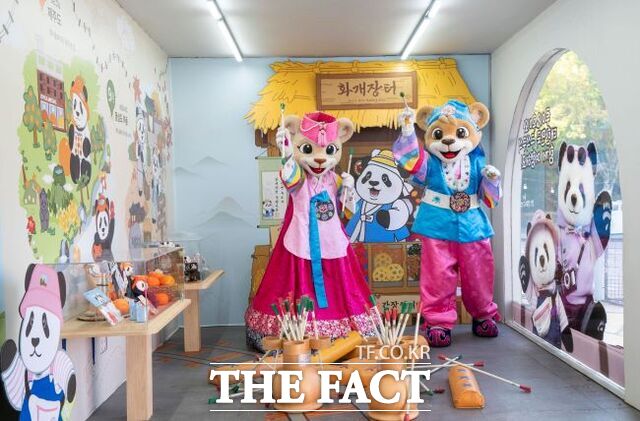 추석을 맞아 한복을 곱게 차려 입은 레니와 라라 캐릭터. /에버랜드