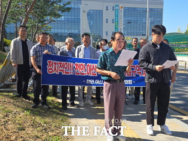 천안·아산 법인택시 대표와 종사자 20여 명이 21일 천안시청 입구 등에서 공동 집회를 열고 사업구역 통합 논의 중단을 촉구하고 있다. /정효기 기자