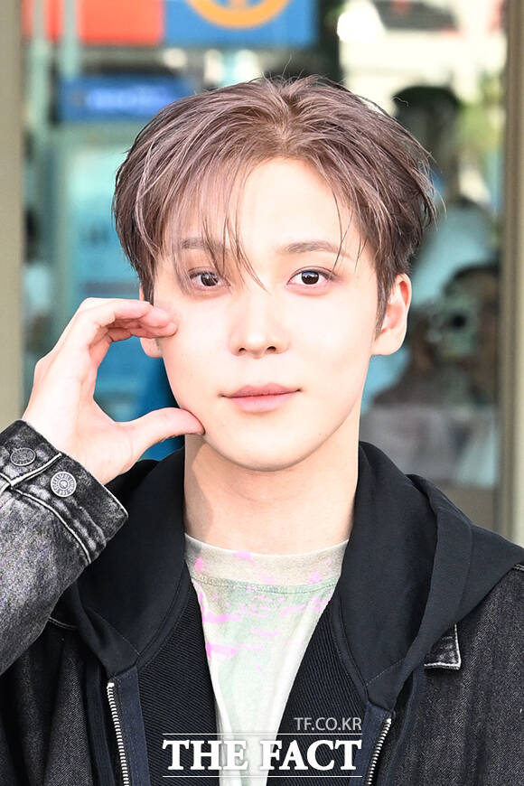 그룹 에이티즈의 윤호가 21일 오전 ‘밀라노 패션 위크 디젤 SS27 쇼’ 참석을 위해 인천국제공항에 도착해 이탈리아 밀라노 출국을 앞두고 취재진과 팬들에게 포즈를 취하고 있다. /인천국제공항=김성렬 기자