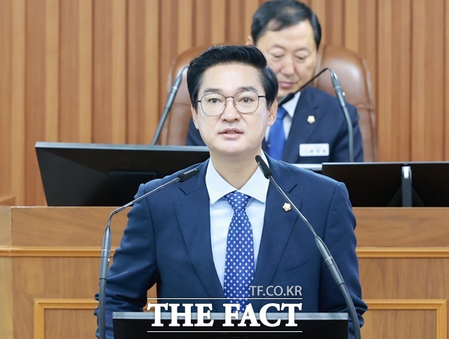 김형준 논산시의회 의원이 21일 시의회 제275회 제1차 정례회 제2차 본회의에서 5분 자유발언을 하고 있다. /논산시의회