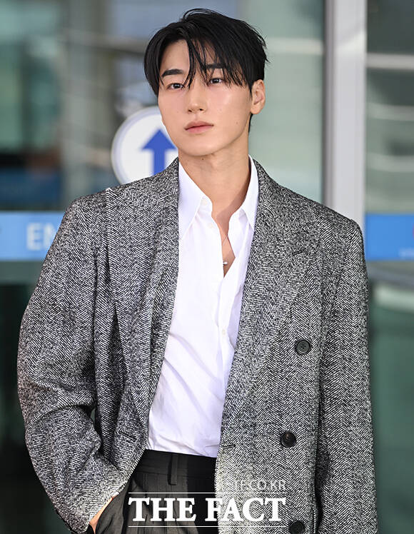 그룹 에이티즈의 산이 21일 오전 밀라노 패션위크 돌체앤가바나 패션쇼 참석차 인천 중구 인천국제공항을 통해 출국하며 포즈를 취하고 있다. /인천국제공항=박상민 기자