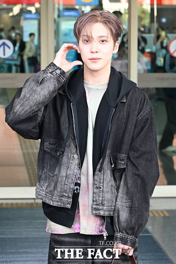 그룹 에이티즈의 윤호가 21일 오전 ‘밀라노 패션 위크 디젤 SS27 쇼’ 참석을 위해 인천국제공항에 도착해 이탈리아 밀라노 출국을 앞두고 취재진과 팬들에게 포즈를 취하고 있다. /인천국제공항=김성렬 기자