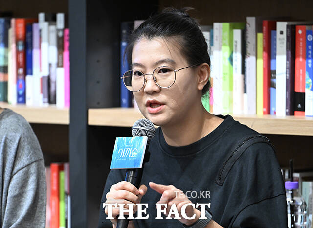 뮤지컬 연출가 오루피나가 21일 오후 서울 강남구 최인아 책방에서 열린 창작 초연 뮤지컬 '이끼숲' 미디어 쇼케이스에 참석해 인사말을 하고 있다. /박헌우 기자