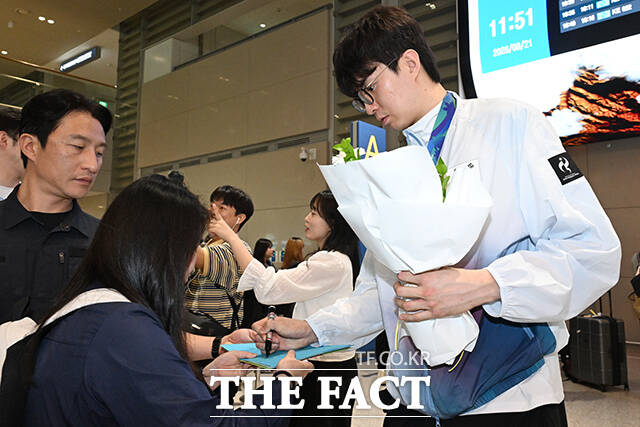 팬들에게 사인해주고는 이현중.