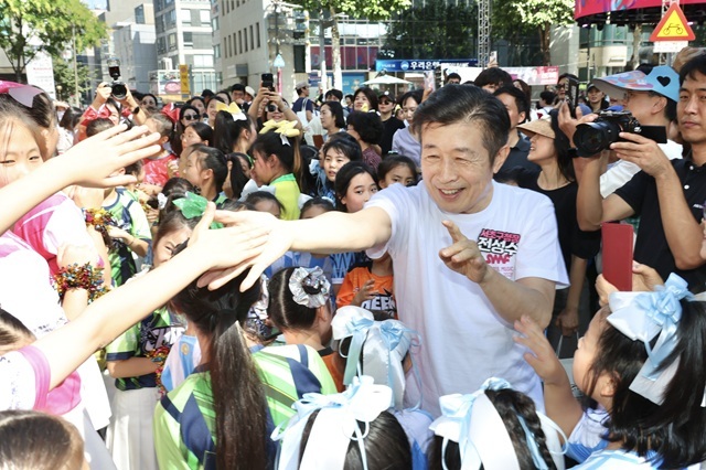 서울 서초구는 지난 19일부터 전날까지 반포대로 일대에서 열린 '2026 서리풀뮤직페스티벌'에 28만명이 참여했다고 21일 밝혔다. 사진은 전성수 서초구청장이 축제에 참여한 모습. /서초구