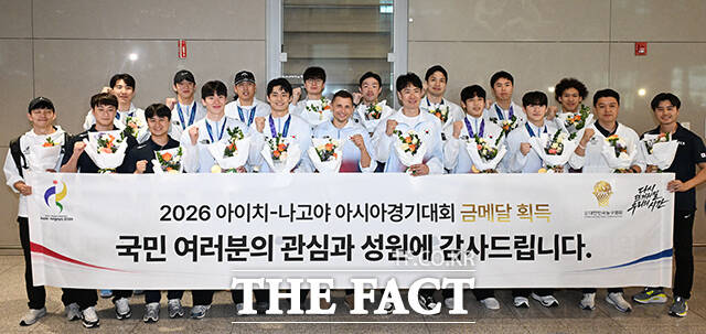 2026 아이치·나고야 아시안게임 남자 농구대표팀이 21일 오전 인천국제공항을 통해 귀국해 기념촬영을 하고 있다. /인천국제공항=김성렬 기자