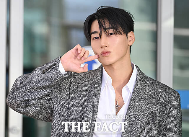 그룹 에이티즈의 산이 21일 오전 밀라노 패션위크 돌체앤가바나 패션쇼 참석차 인천 중구 인천국제공항을 통해 출국하며 포즈를 취하고 있다. /인천국제공항=박상민 기자