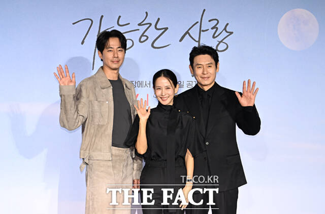 해외 일정으로 화상으로 참석한 배우 전도연(오른쪽)이 이창동 감독 및 출연 배우들과 인사하고 있다.