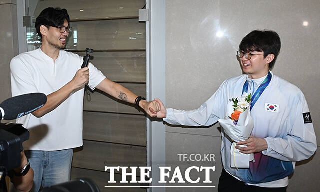 함께 악수하는 전-현 NBA 포틀랜드 트레일 블레이저 선수 하승진과 이현중.
