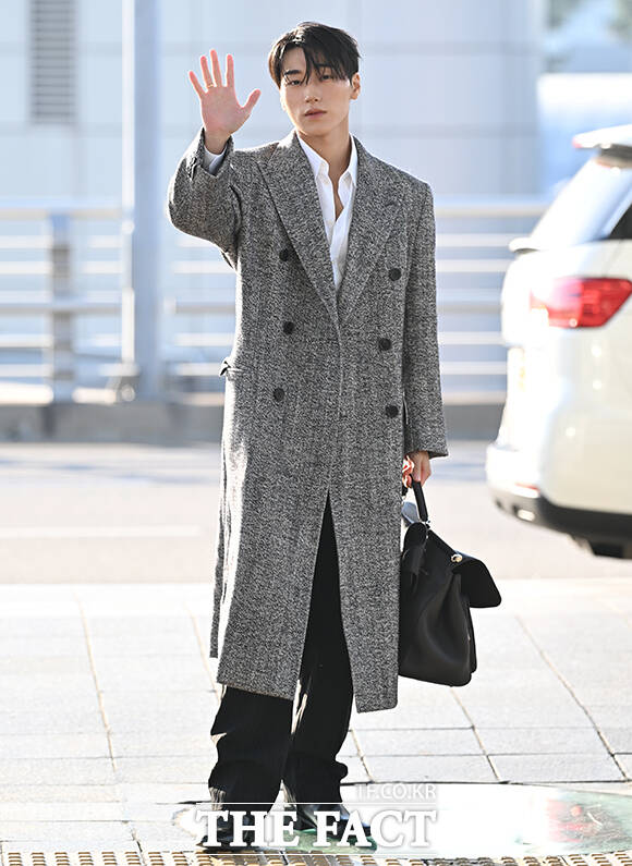 그룹 에이티즈의 산이 21일 오전 밀라노 패션위크 돌체앤가바나 패션쇼 참석차 인천 중구 인천국제공항을 통해 출국하며 포즈를 취하고 있다. /인천국제공항=박상민 기자