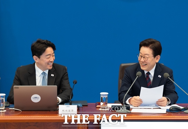 이재명 대통령이 3월 19일 청와대에서 주재한 제28차 수석보좌관회의에서 강훈식 대통령 비서실장과 미소를 짓고 있다. /청와대