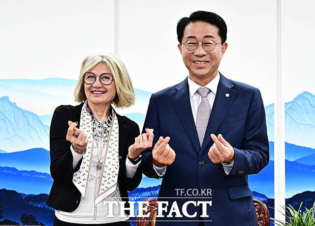 조정식 국회의장이 21일 오전 서울 여의도 국회에서 에밀리아 가토 주한 이탈리아 대사(왼쪽)를 접견하며 기념사진 촬영을 하고 있다. /국회=배정한 기자